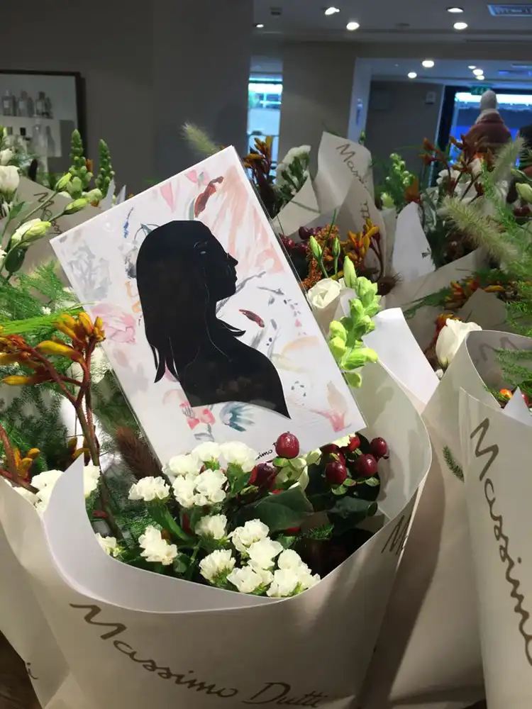 Igor Kucinic cutting silhouettes live at the Massimo Dutti Chelsea in Bloom activation in London